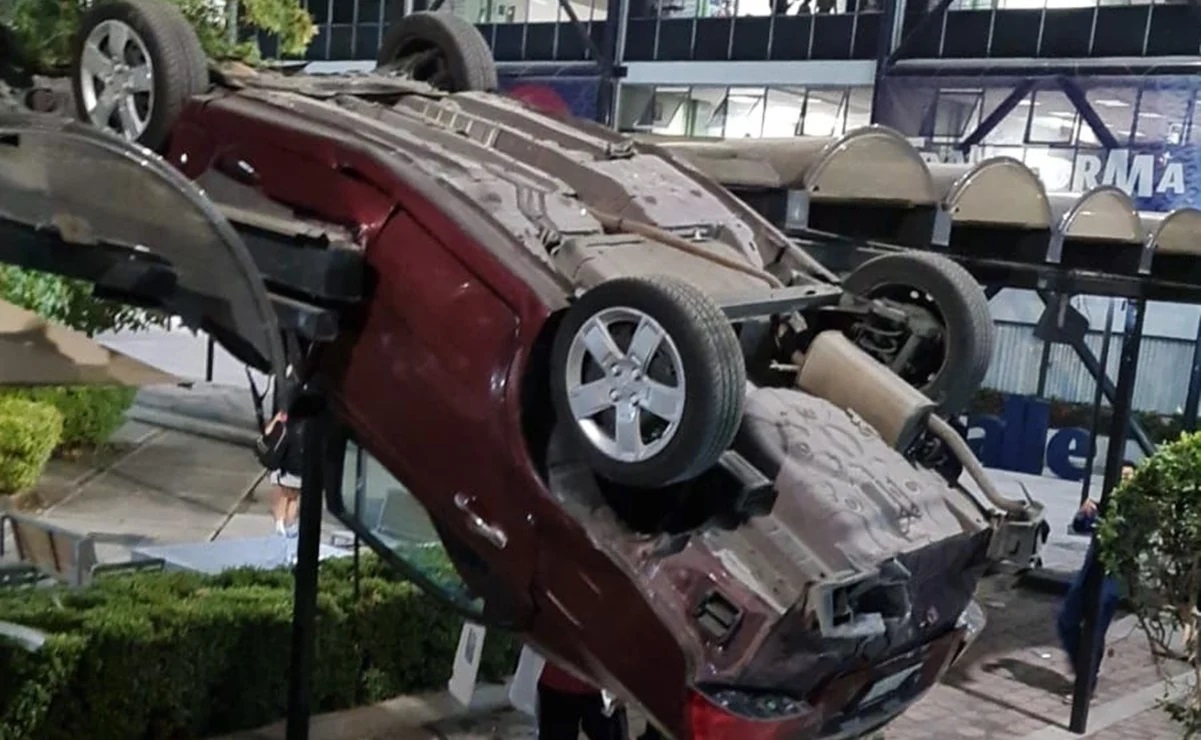 VIDEO: Automóvil cae del tercer piso de una universidad en Ciudad de México