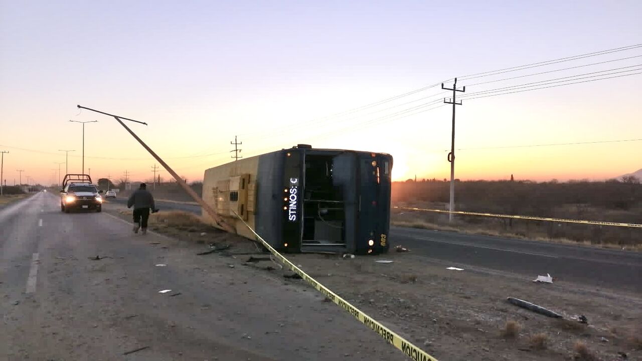 Unas 4 mujeres heridas en volcadura de autobús sobre carretera Monclova-Torreón