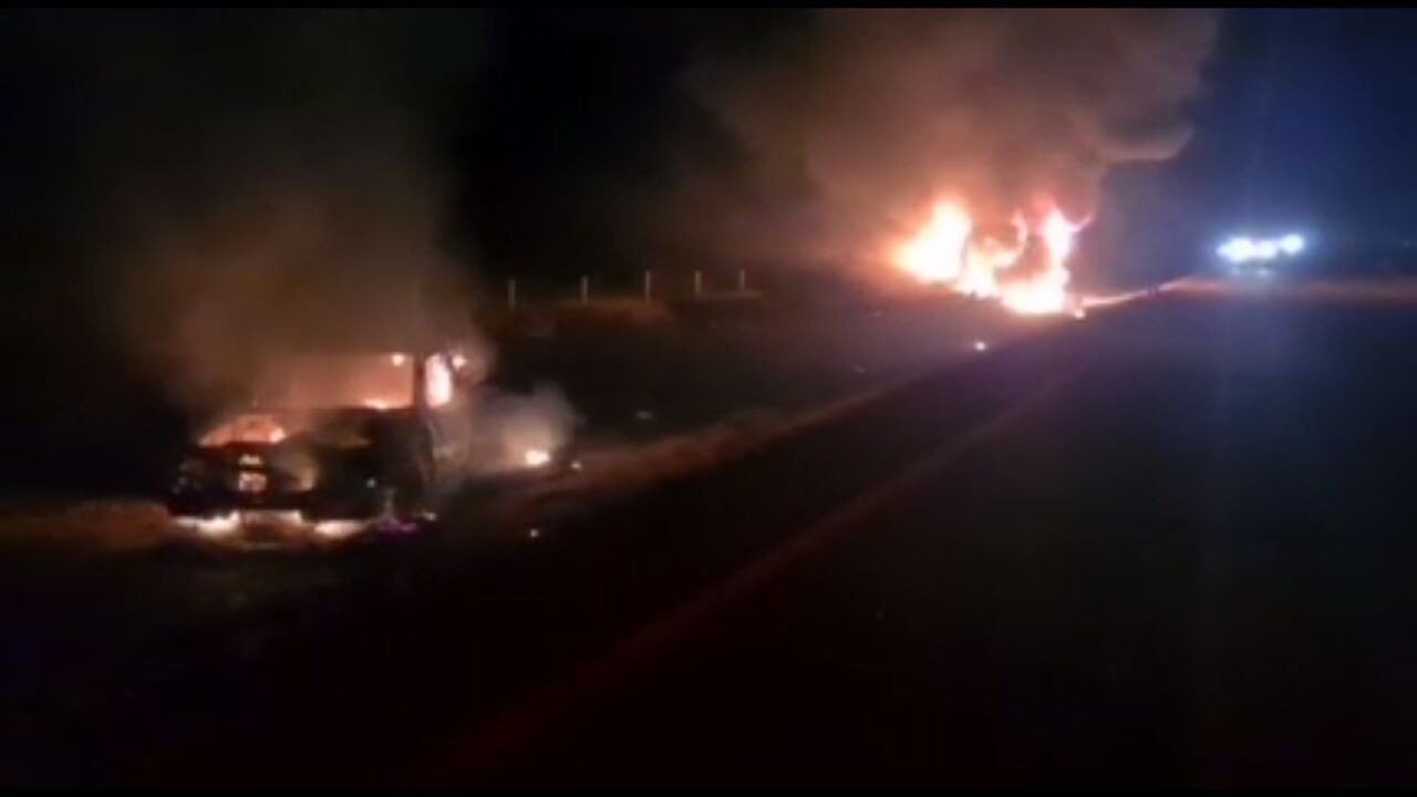Tráiler impacta camioneta en carretera Saltillo-Torreón, ambas unidades se incendiaron
