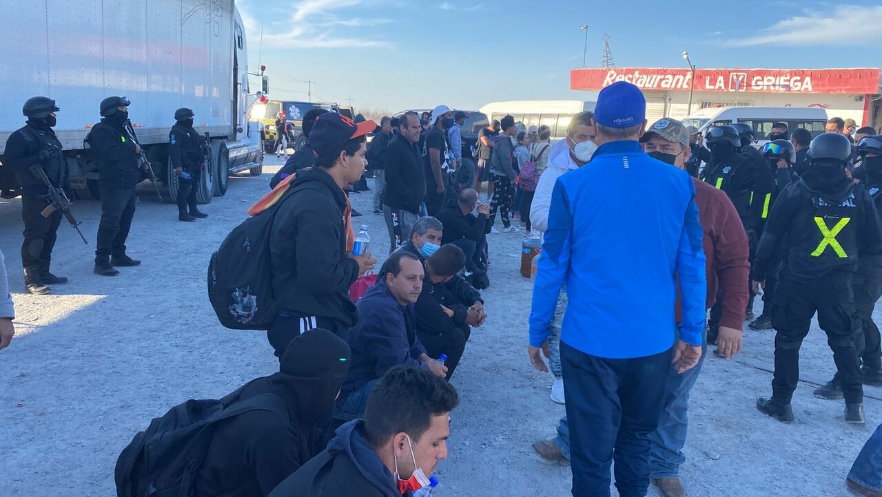 Rescatan a 82 migrantes de la caja de un tráiler en Castaños, Coahuila