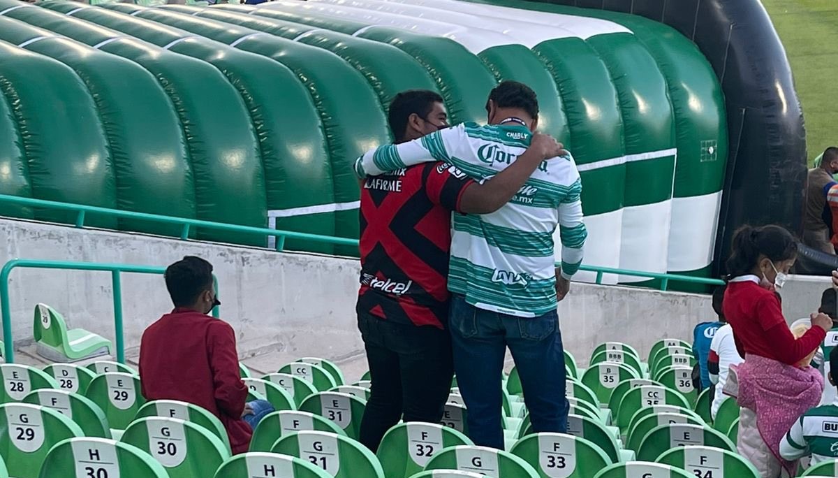 Aficionado de Santos se hace viral por ir a abrazar a seguidor de Xolos 