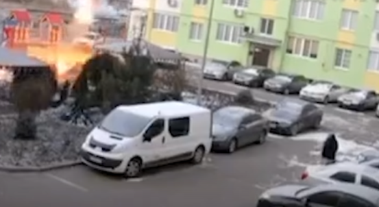 VIDEO: Bombas caen a pocos metros de distancia de un civil en Ucrania