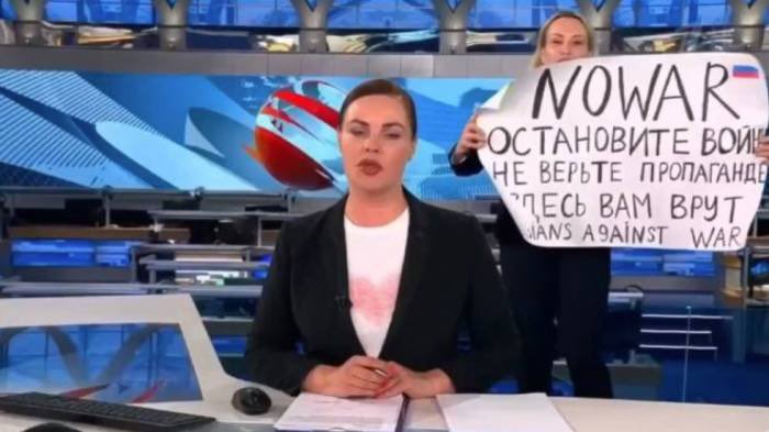 Periodista interrumpe transmisión en noticiero de Rusia para pronunciarse contra invasión a Ucrania