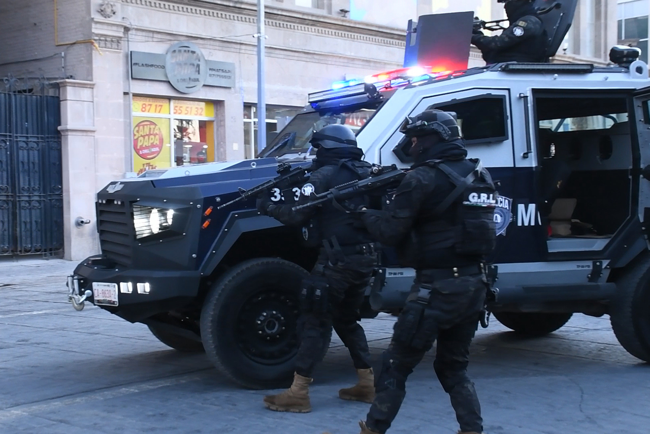 Policías se vuelven actores en videoclip de Alemán en Torreón