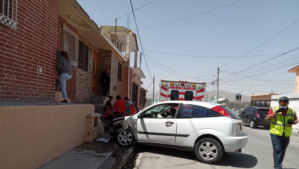 Mujer se impacta con su vehículo en vivienda en Ramos Arizpe