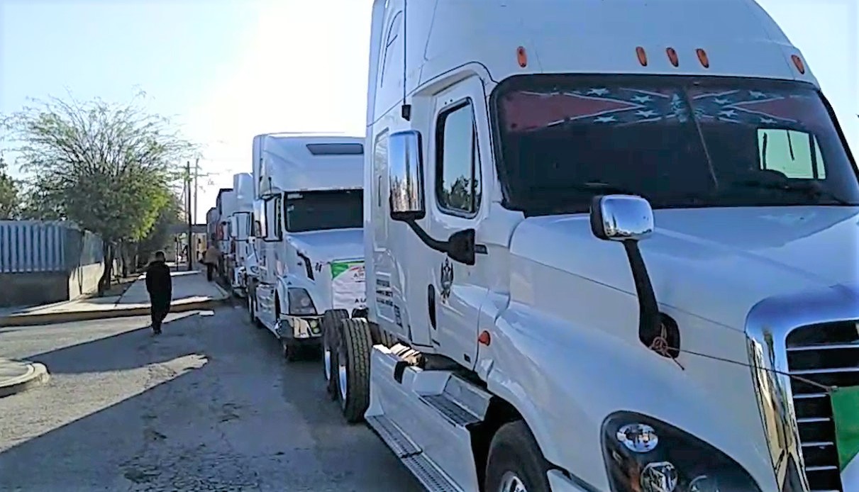 Transportistas se manifiestan en el periférico de Torreón