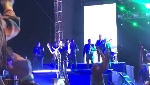 Público abuchea a Christian Nodal durante su concierto en Chihuahua
