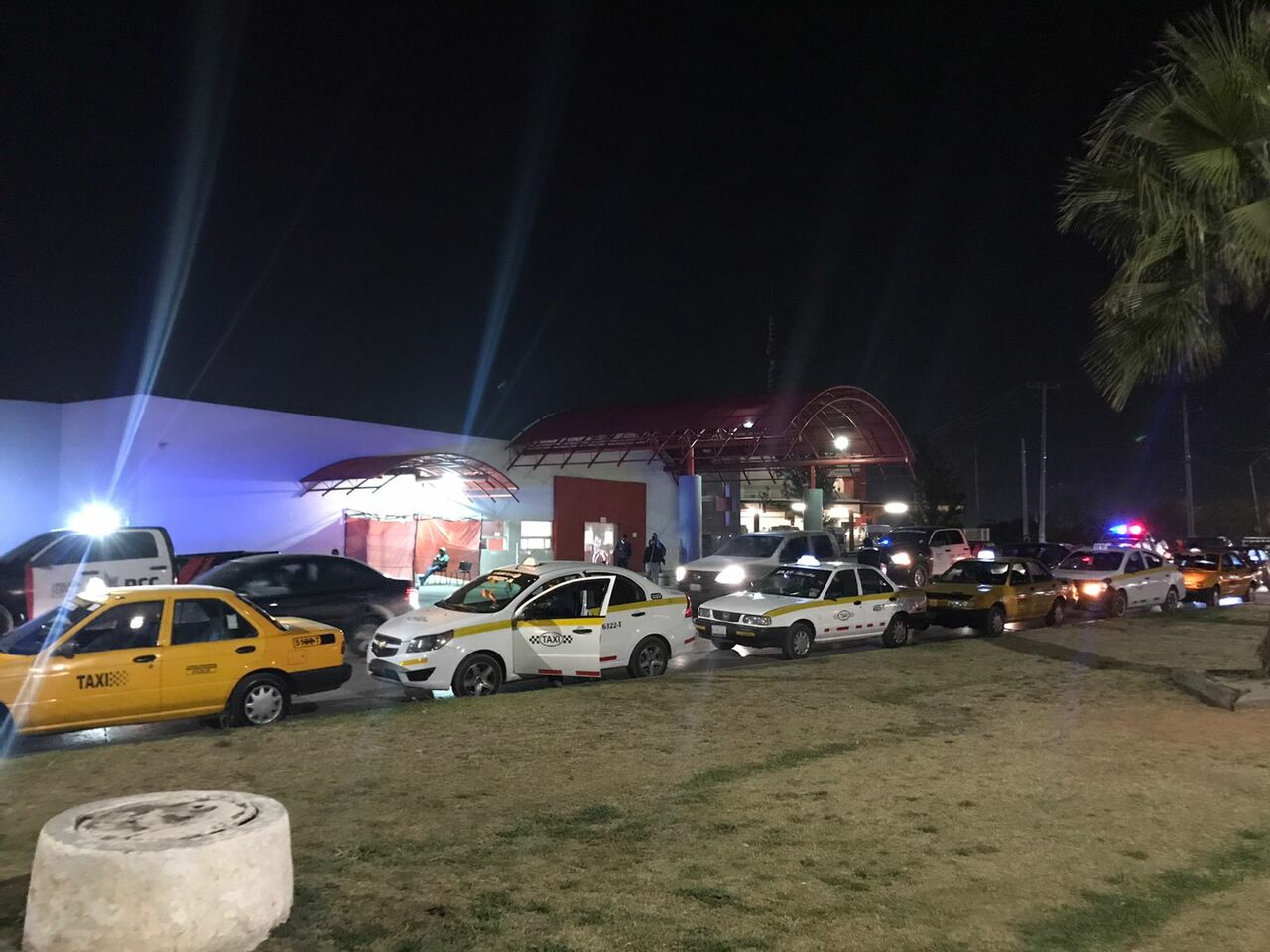 Piden taxistas en Saltillo destitución de funcionario tras muerte de ruletero