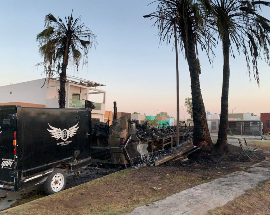 Fuego consume camión de grupo musical en Torreón