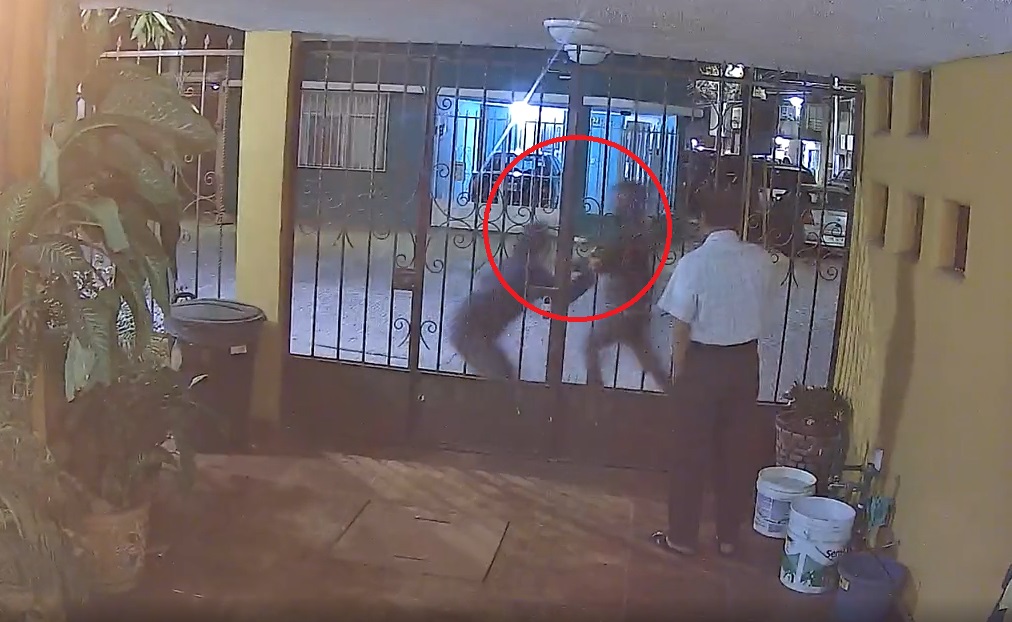 VIDEO: Mujer es secuestrada en San Luis Potosí mientras platicaba con su vecino