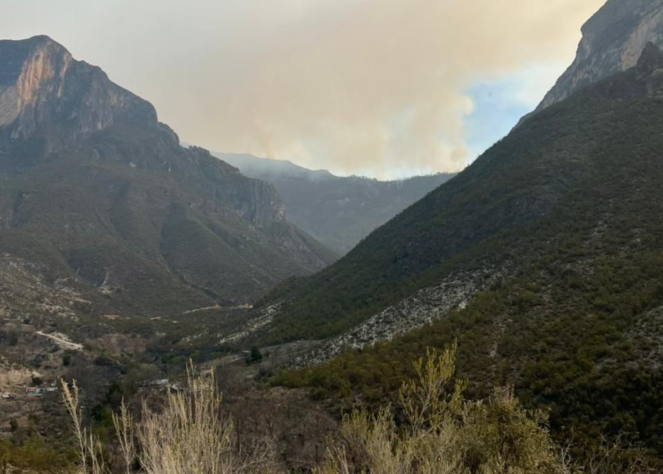Arteaga prepara defensiva ante incendio forestal en Nuevo León