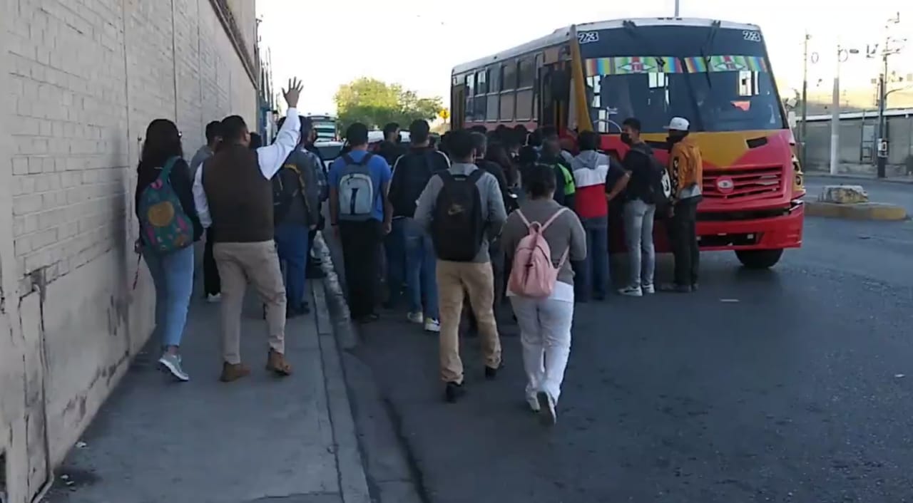 Ciudadanos reportan falta de unidades de transporte en Saltillo