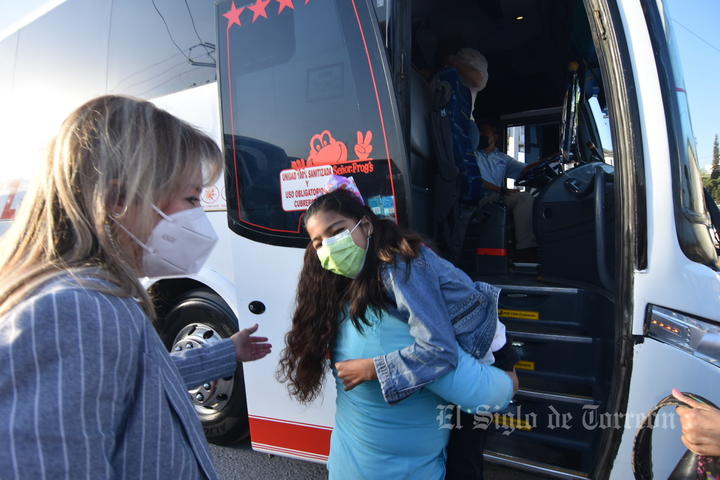 Viajan 240 niños a Texas por vacuna contra COVID-19