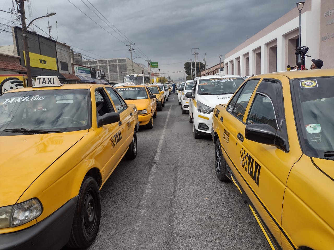 Taxistas no pueden transportar alcohol: gremio de taxistas en región Centro
