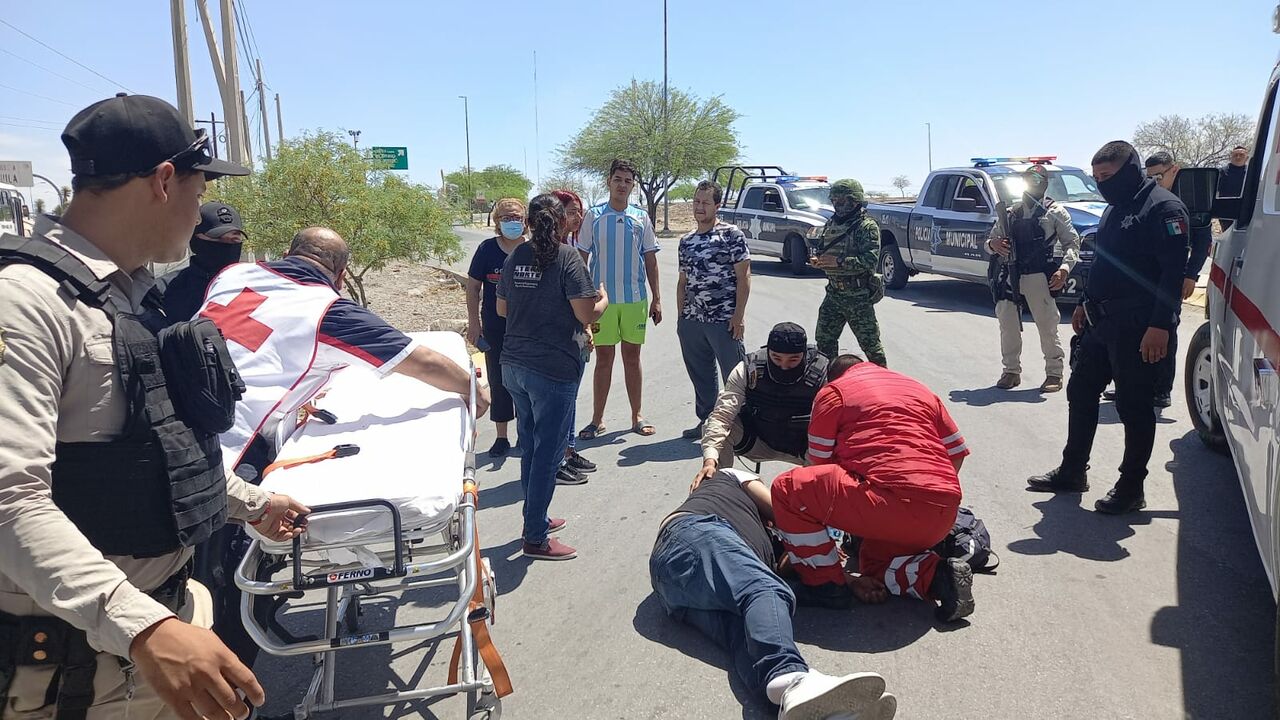 Taxista resulta con un navajazo en el cuello al evitar asalto en Torreón