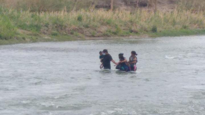 Rescatan a 16 migrantes varados en medio del río Bravo