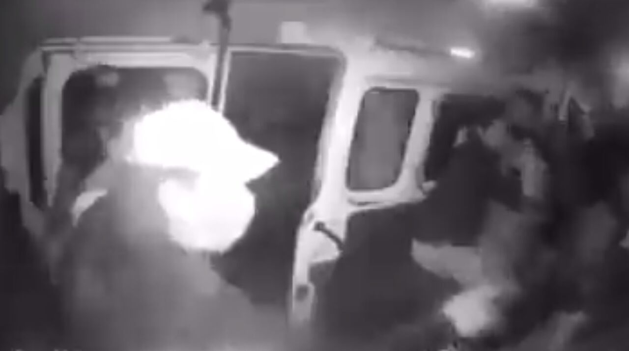 VIDEO: Pasajeros evitan asalto y expulsan a asaltantes de combi