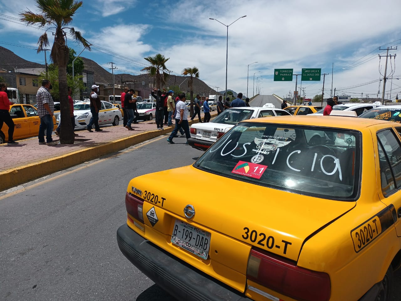 Taxistas de Saltillo exigen justicia para viuda de Gerardo, ruletero preso que murió en hospital