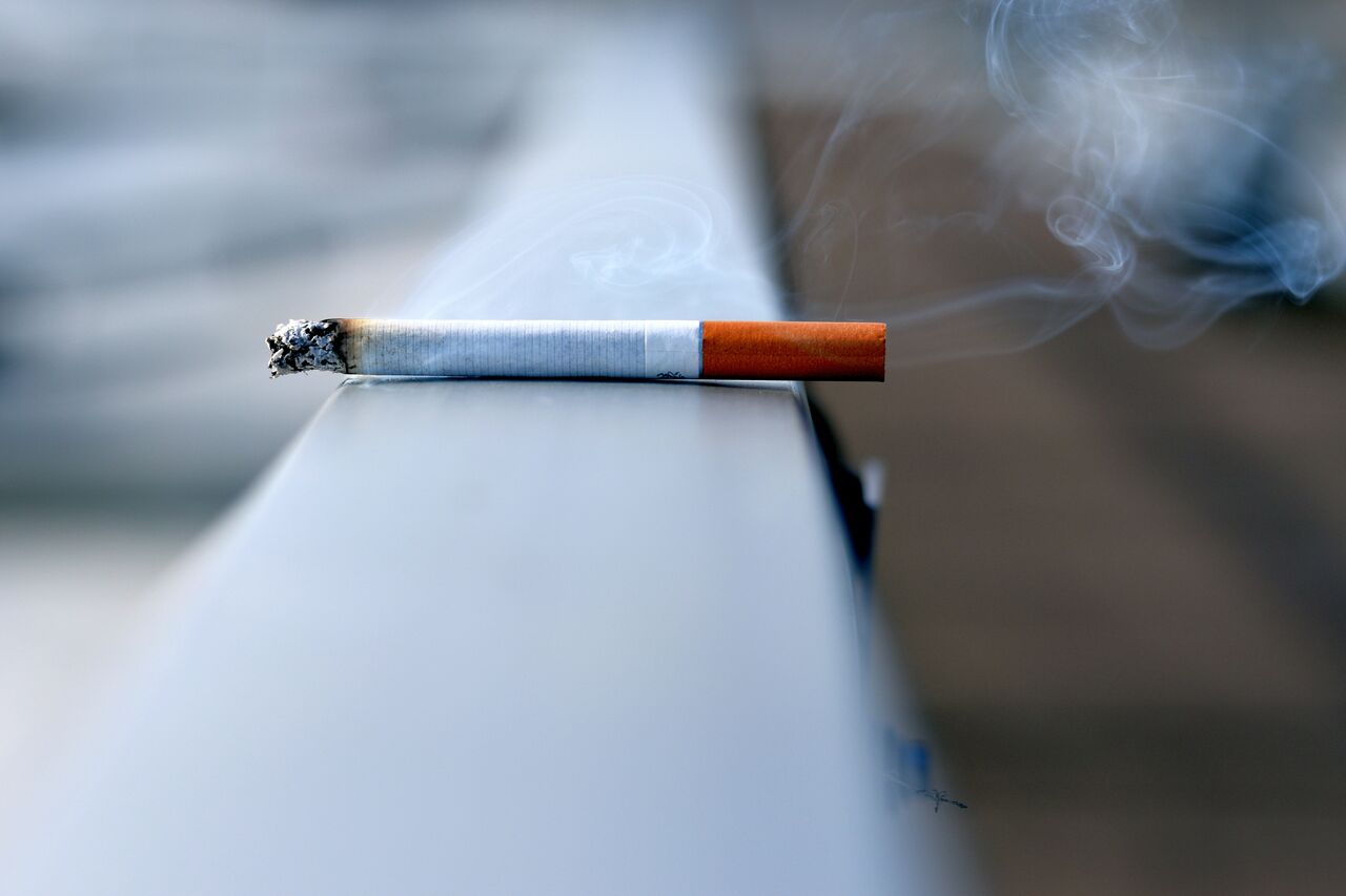 Pandemia por COVID-19 redujo en 13% el hábito de fumar en el mundo