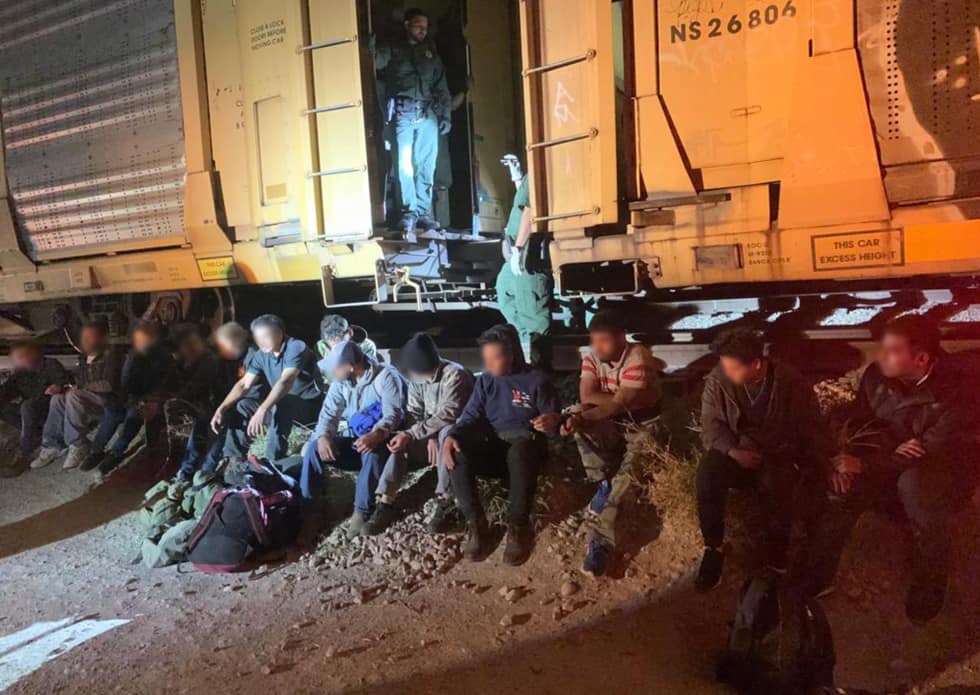 Patrulla Fronteriza rescata a 50 migrantes encerrados en vagones del ferrocarril en EUA