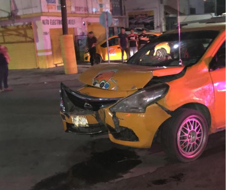 Conductor de camioneta choca con un taxi en Torreón; argumenta que ...