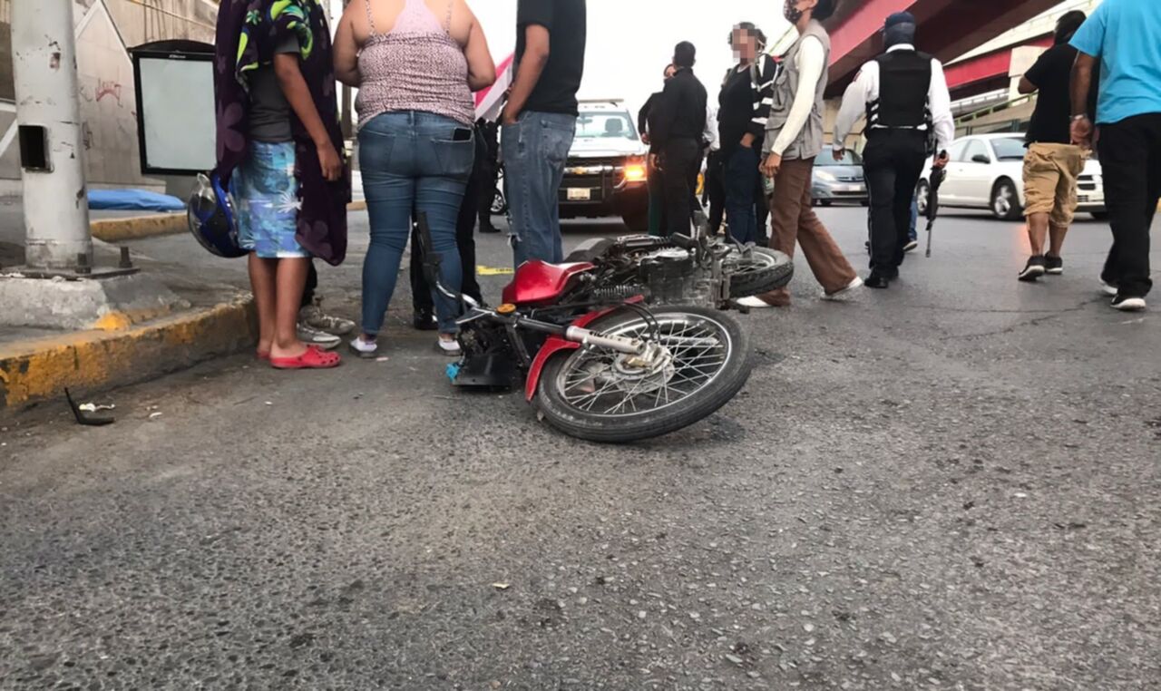 Fallece motociclista luego de impactarse contra parabus en Saltillo
