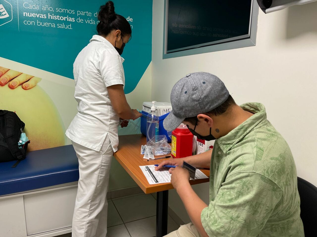 Instala IMSS módulo de vacunación contra COVID-19 en tiendas de autoservicio en Saltillo