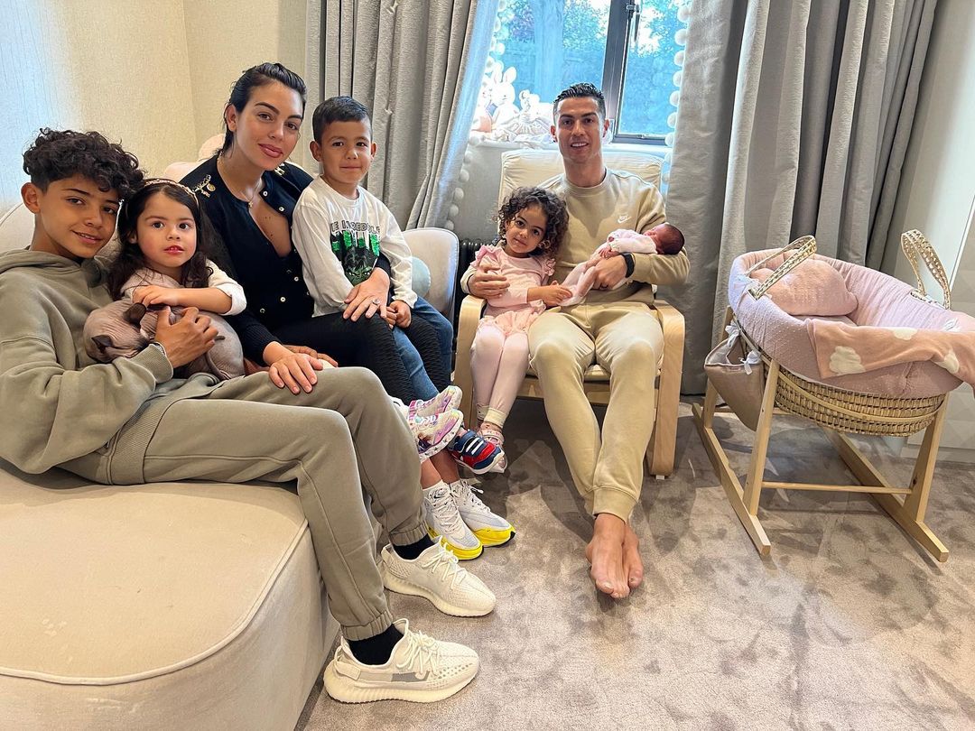 Cristiano Ronaldo y Georgina Rodríguez presentan a su nueva bebé desde casa