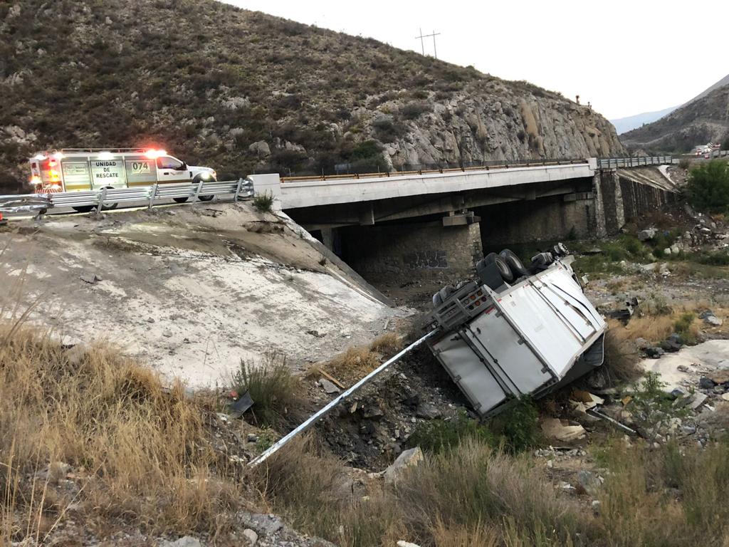 Ileso, conductor de tráiler tras caer a un arroyo en carretera 'Los Chorros'