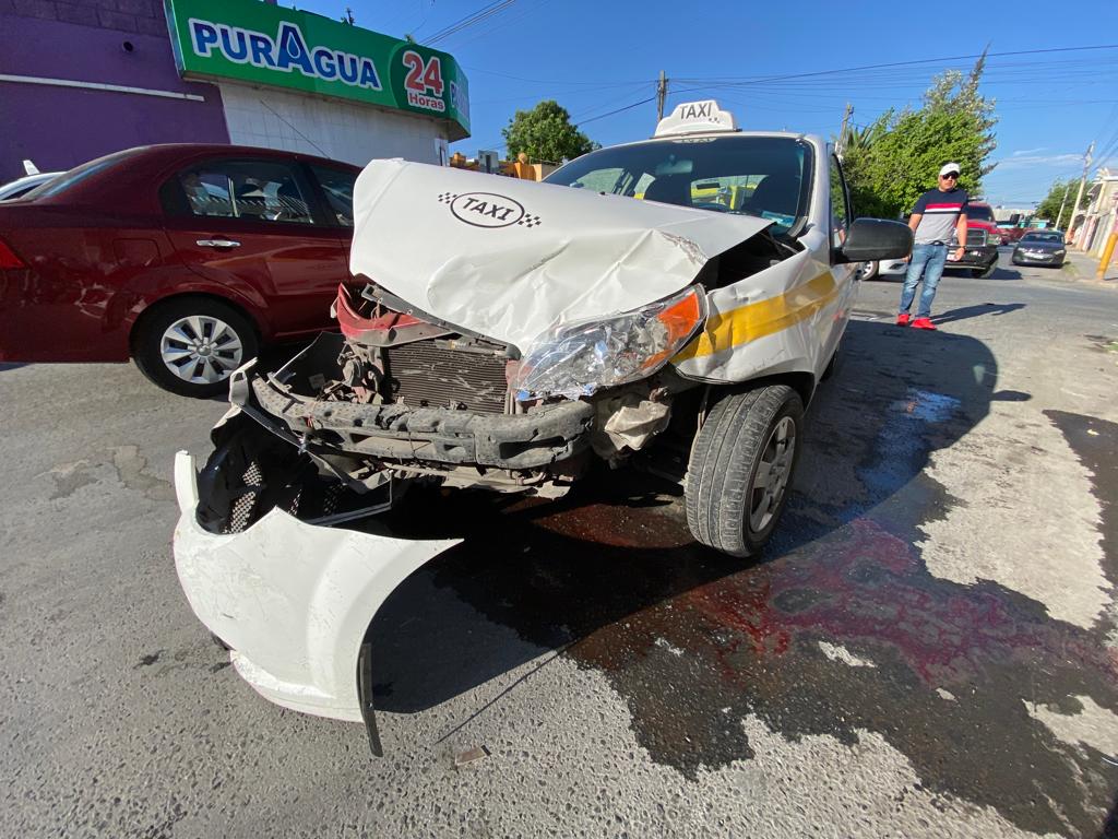 Se impacta vehículo particular contra unidad de taxi en Saltillo