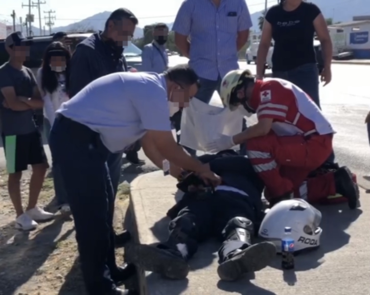 Se estrella motociclista contra vehículo en Saltillo