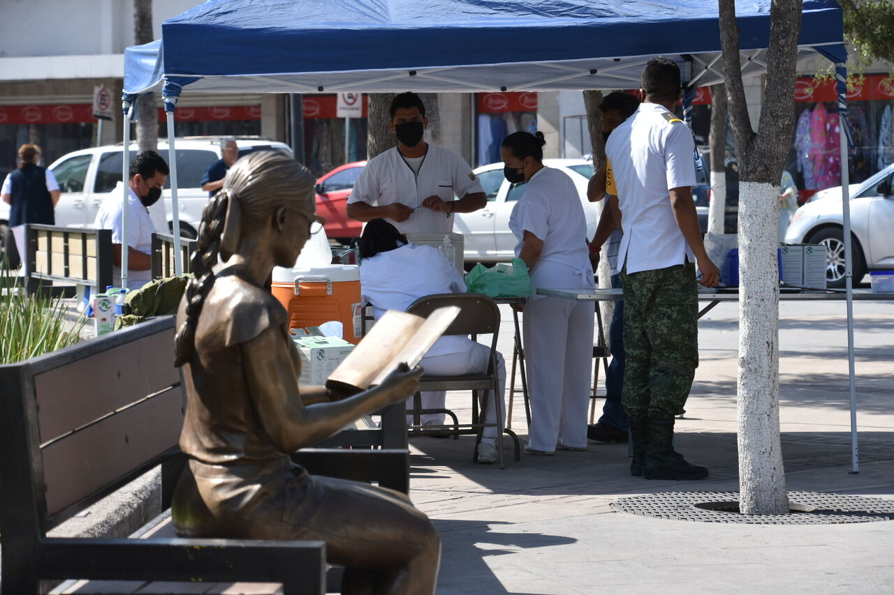 Lleva Ejército vacunas antiCOVID a plaza principal de Monclova