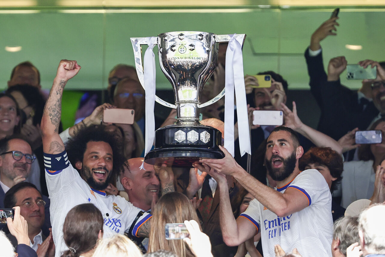 Marcelo y Benzema alzan la copa de campeón de LaLiga pero Gareth Bale da la nota