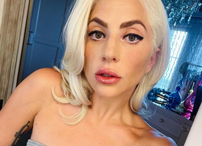 Lady Gaga 'enamora' en Las Vegas con bikini azul