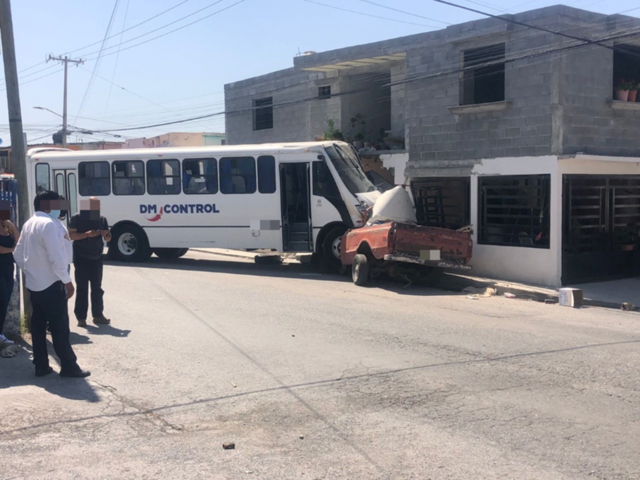 Conductor de camioneta termina prensado y sin vida en Saltillo