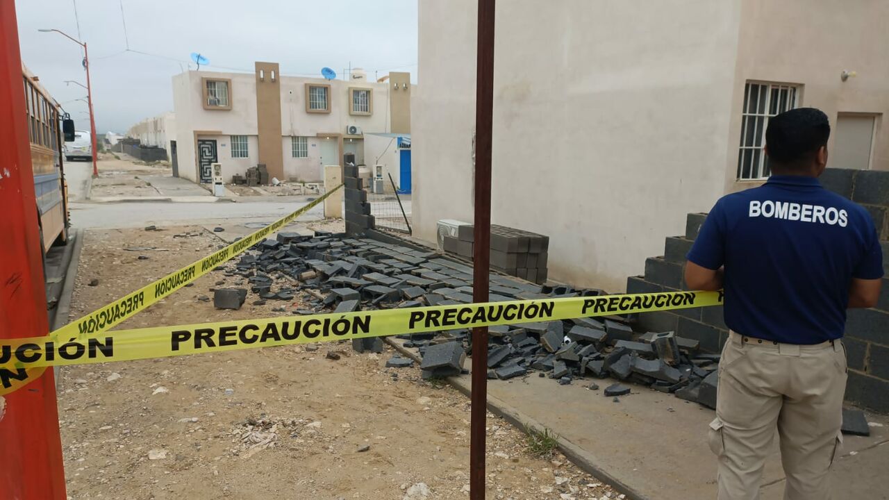 Cuadrillas de CFE trabaja para reparar postes y transformadores dañados por lluvias en Acuña