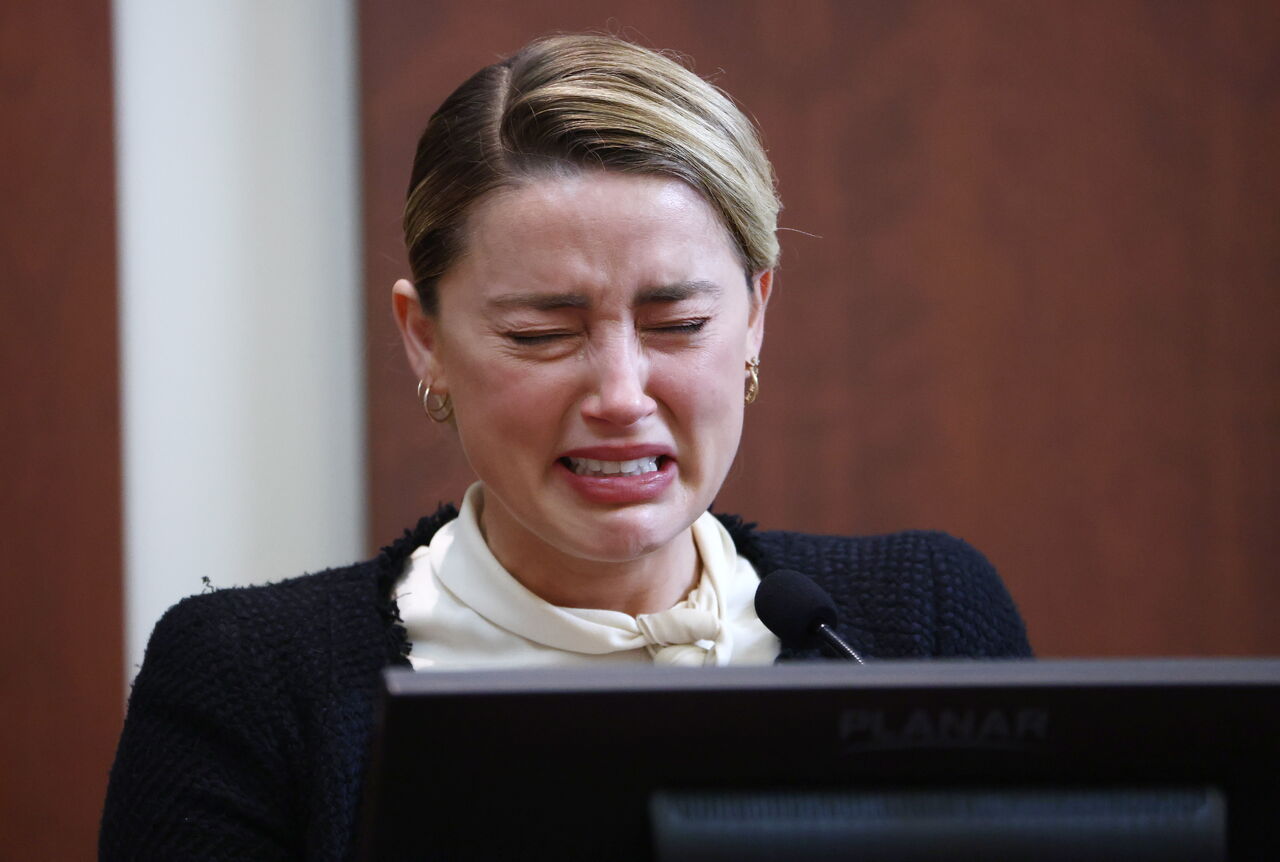 Critican a Amber Heard 'por posar' llorando para las fotos en juicio contra Johnny Depp