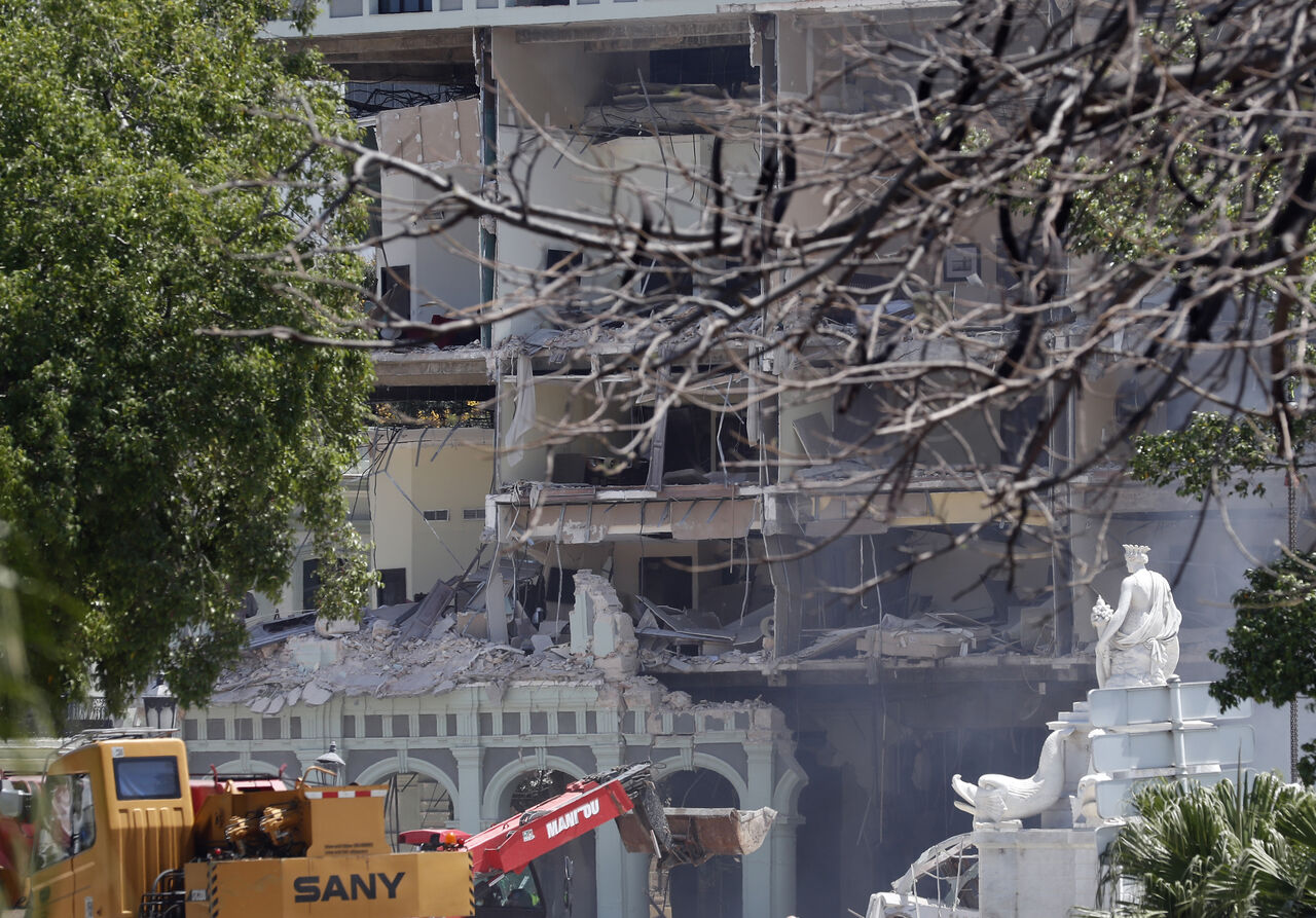 Reportan ocho muertos tras explosión en hotel Saratoga de La Habana