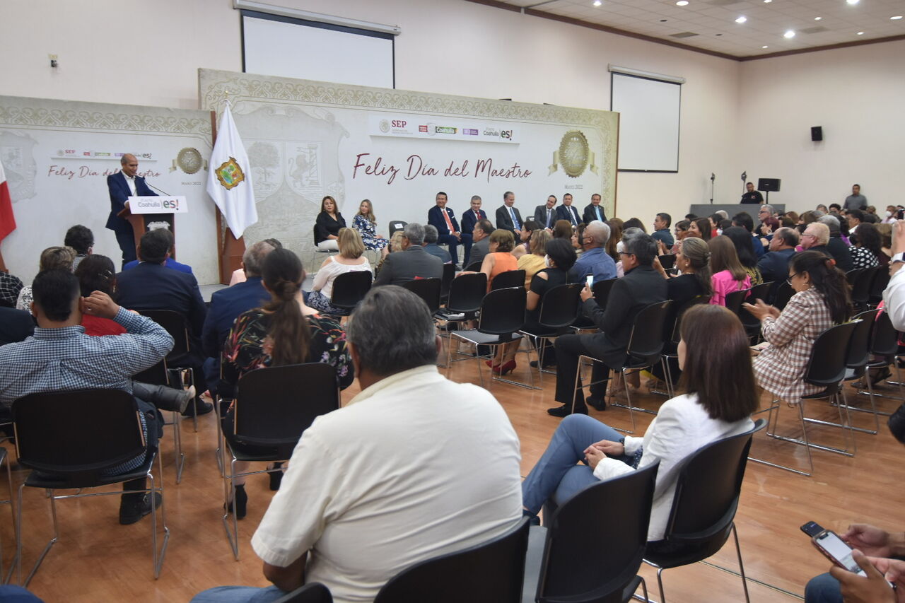 Gobierno de Coahuila rinde homenaje a docentes con larga trayectoria
