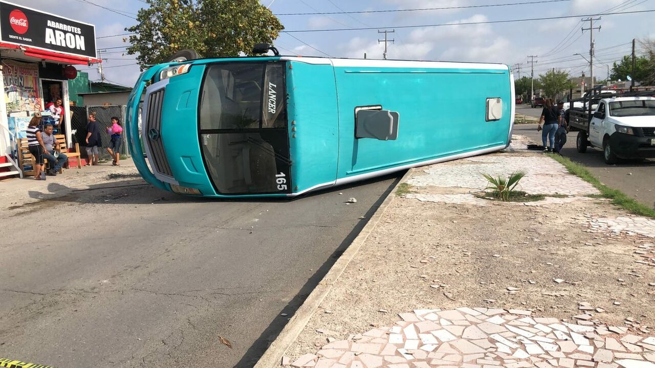 Volcadura de camión de pasajeros deja dos heridos en Piedras Negras