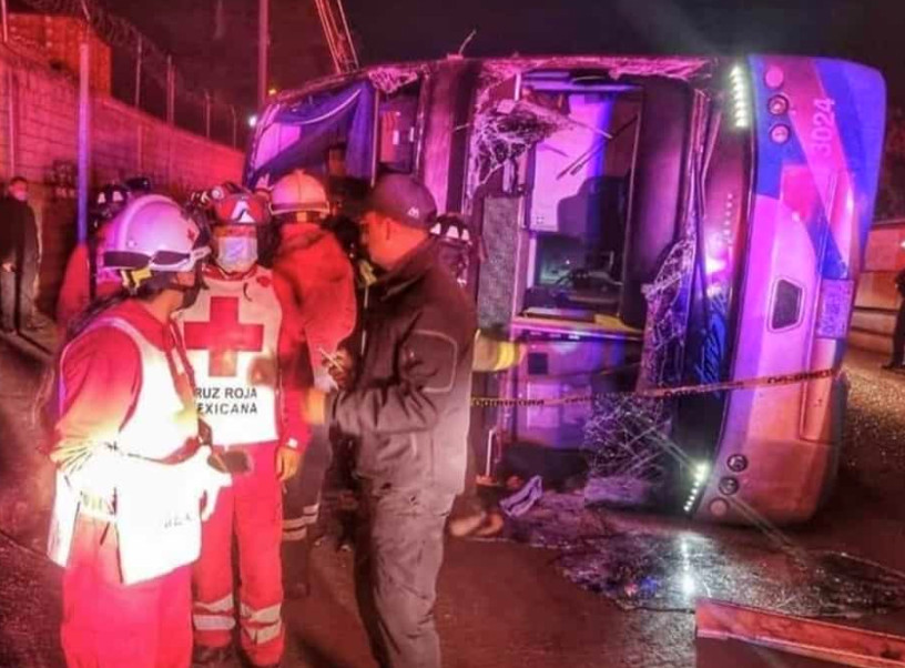 Volcadura de autobús deja 2 muertos y 20 heridos en Toluca