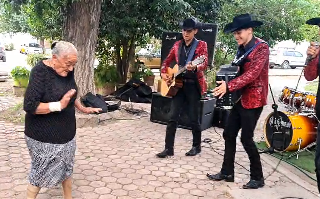 Abuelita que no paró de bailar con Julión Álvarez es sorprendida con serenata
