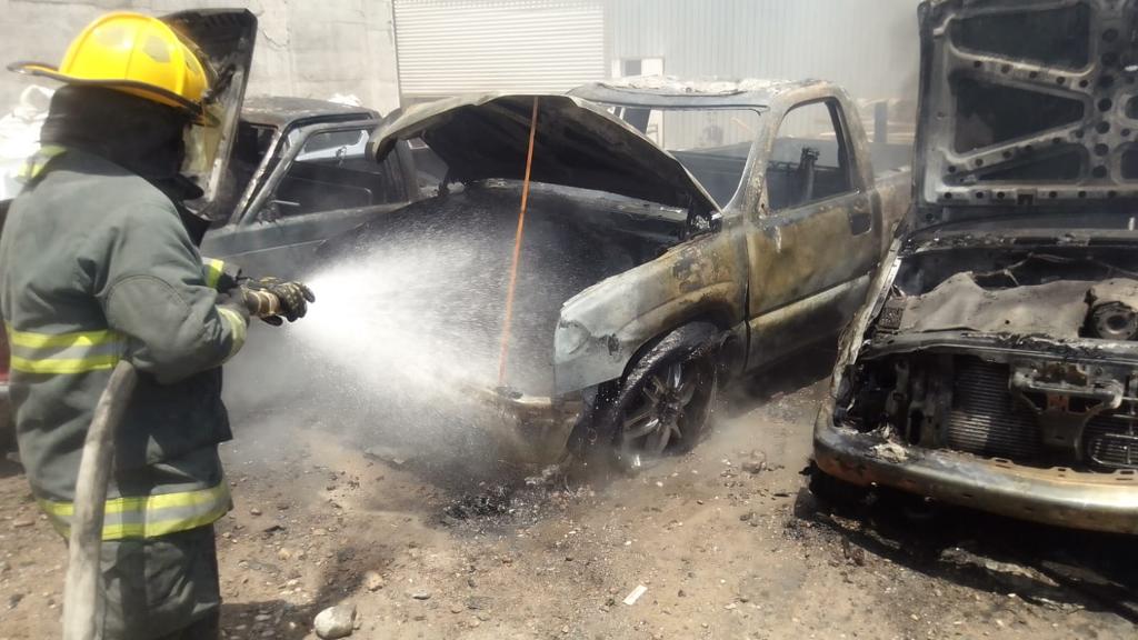 Se incendia vehículo en corralón de Ramos Arizpe