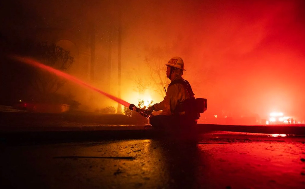 Fuego consume fábrica de muebles en Puebla y genera intensa movilización