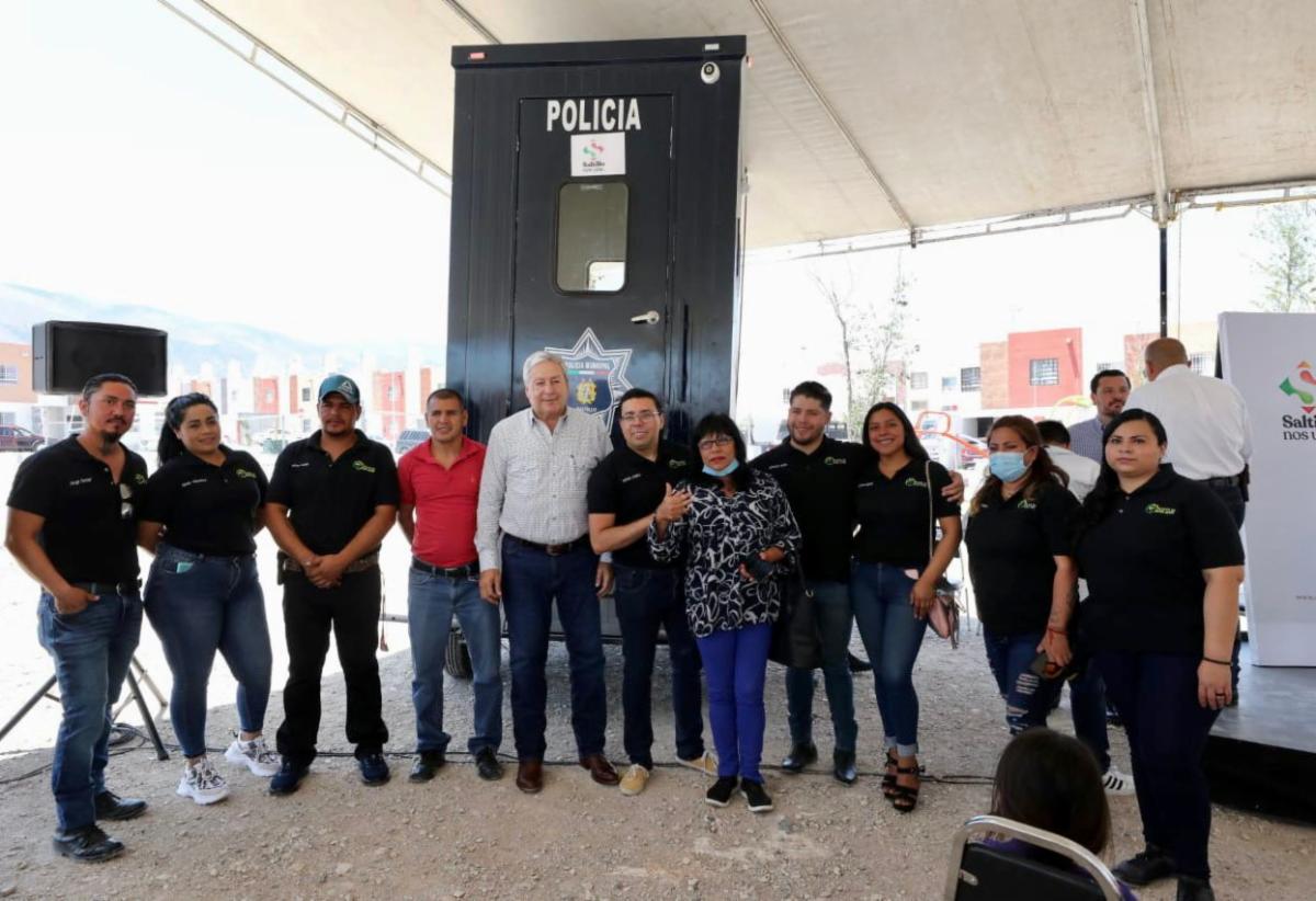 Alcalde de Saltillo entrega patrulla y caseta en la colonia Prados de San José