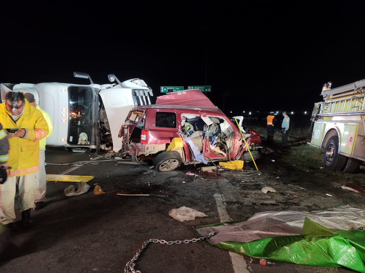 Mueren seis personas en fatal accidente en Arteaga