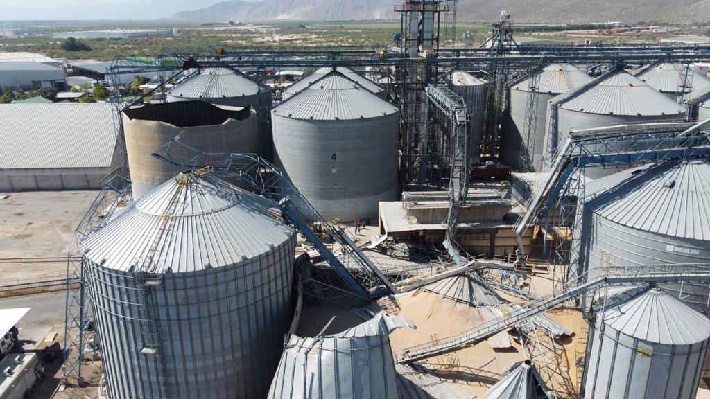Derrumbe de silo con alimento para ganado en Torreón deja tres personas atrapadas, dos ya fueron rescatadas