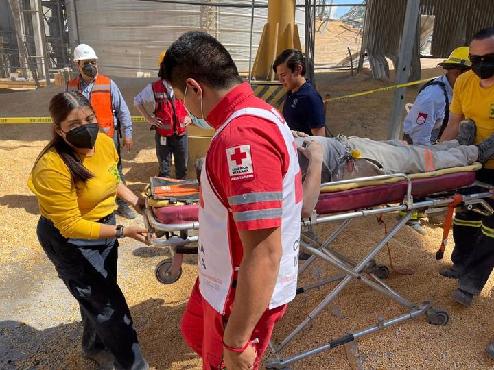 Colapsa silo en Torreón, trabajador queda atrapado