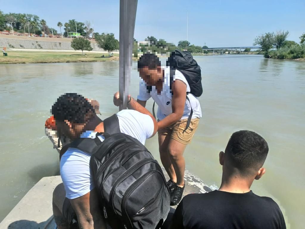 Rescatan a tres personas varadas y cuerpo de migrante fallecido en el río Bravo