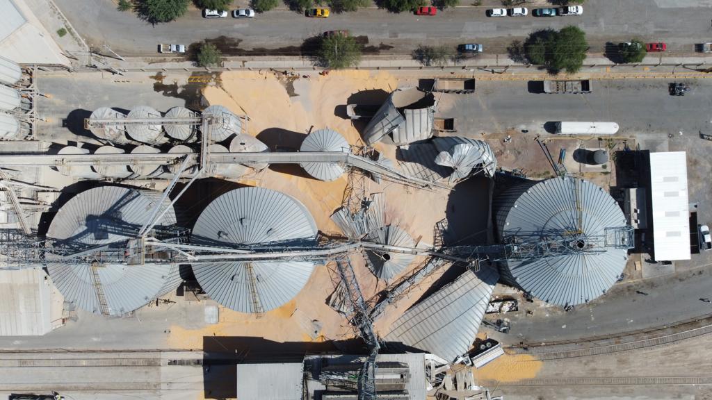 Continúan labores de búsqueda de trabajador atrapado tras colapso de silos en Torreón